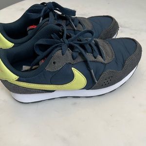 Nike Boys Athletic Shoe Size 4. Offers Welcome!! 🔥